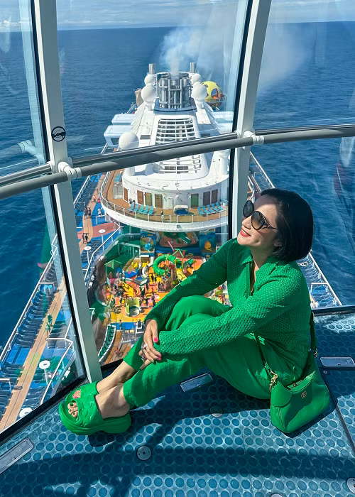 Nữ MC có cuộc sống khá xa hoa. Tháng 7 vừa qua, cô khoe nghỉ dưỡng trên du thuyền 16 tầng ở nước ngoài. Ảnh: FBNV.