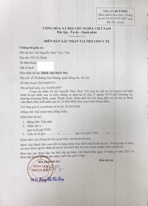 Thùy Tiên ủng hộ 20 triệu đồng cho 25 nạn nhân đang được chăm sóc ở Bệnh viện Bạch Mai. “Tiên đã liên hệ với Bệnh viện Bạch Mai, nơi đang có 25 nạn nhân đang được chăm sóc, hiện tại chưa có chi phí hỗ trợ viện phí chính xác, nên ngay lúc này, Tiên chỉ giúp được gia đình nạn nhân một ít chi phí ăn uống, mong mọi người sẽ sớm vượt qua”, cô chia sẻ. Ảnh: FBNV.