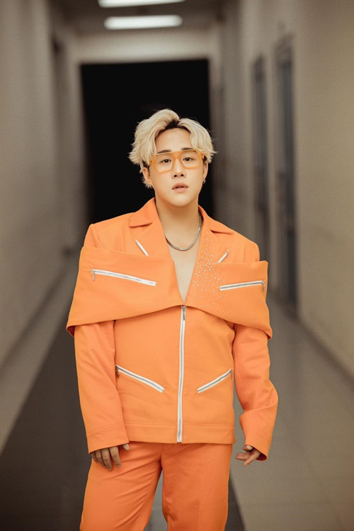 Trung Quân Idol cùng ê-kíp ủng hộ 100 triệu đồng. “Lòng hướng về Hà nội với những gia đình đang đối diện sự mất mát quá lớn trong đời mình! Thật đau lòng khi có quá nhiều người đã vĩnh viễn ra đi trong vụ cháy kinh hoàng vừa qua tại Hà Nội. Quân xin được đóng góp chút tấm lòng từ số tiền bán vé concert của mình, hy vọng sẽ giúp đỡ được một phần nhỏ nào cho những mất mát của những nạn nhân. Số tiền 100 triệu sẽ được gửi, tuy không quá nhiều nhưng thực sự là lòng thành của Quân và ban tổ chức live concert, mong rằng những người còn ở lại sẽ sớm vượt qua nỗi đau này. Bằng tất cả lòng thương cảm”, nam ca sĩ viết. Ảnh: FBNV.