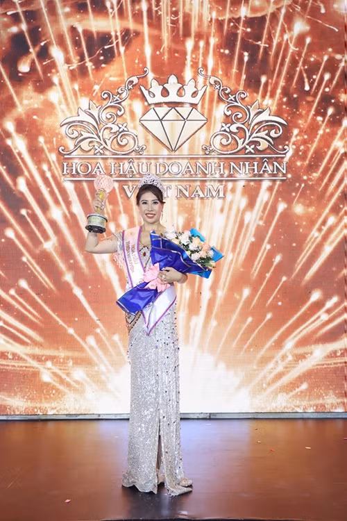 Trước khi bị bắt, Minh Phi đoạt danh hiệu Hoa hậu Thiện nguyện ở cuộc thi Hoa hậu Doanh nhân Việt Nam 2022. Ảnh: Dân Việt.
