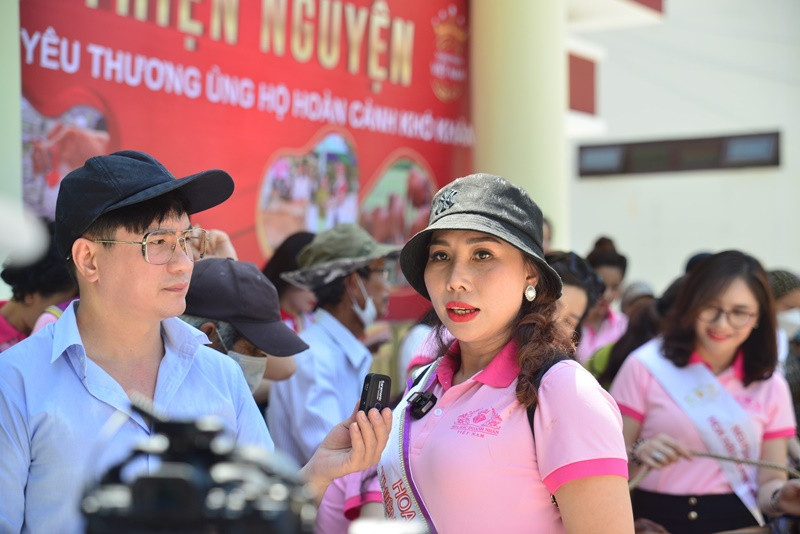 "Hoa hậu Thiện nguyện" Minh Phi mặc giản dị khi tham gia chương trình trao tặng bò giống cho các hộ nghèo tại huyện Hòa Vang tháng 7/2022. Ảnh: Văn Hóa Và Phát Triển.