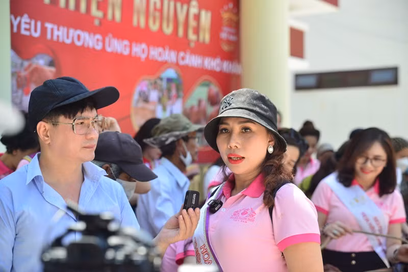 "Hoa hậu Thiện nguyện" Minh Phi mặc giản dị khi tham gia chương trình trao tặng bò giống cho các hộ nghèo tại huyện Hòa Vang tháng 7/2022. Ảnh: Văn Hóa Và Phát Triển.