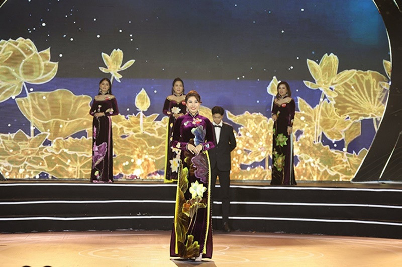 Nữ doanh nhân trình diễn áo dài trong chung kết Hoa hậu Doanh nhân Việt Nam 2022. Ảnh: Dân Việt.