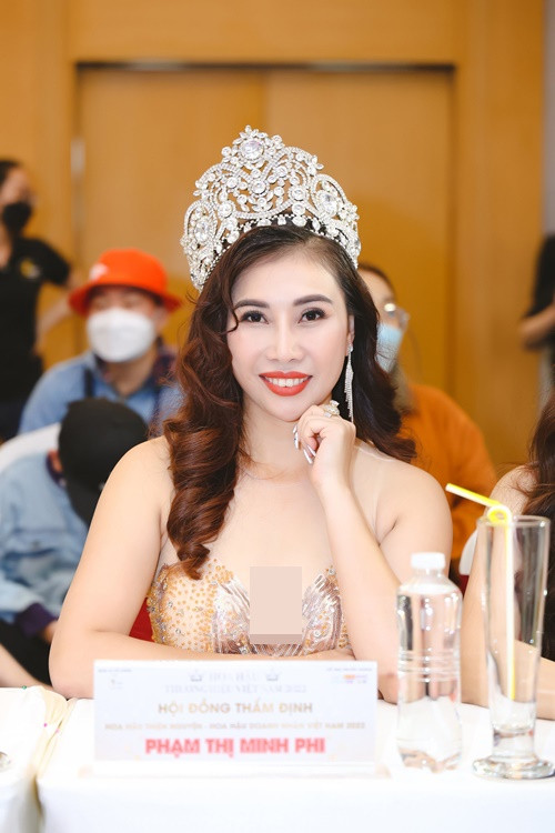 Minh Phi mặc đầm dạ hội gợi cảm khi tham dự buổi casting toàn quốc cuộc thi Hoa hậu Thương hiệu Việt Nam 2022 với vai trò thành viên Hội đồng thẩm định. Ảnh: Sức Khỏe Và Sắc Đẹp.