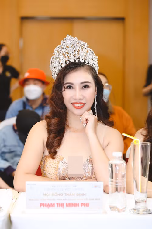 Minh Phi mặc đầm dạ hội gợi cảm khi tham dự buổi casting toàn quốc cuộc thi Hoa hậu Thương hiệu Việt Nam 2022 với vai trò thành viên Hội đồng thẩm định. Ảnh: Sức Khỏe Và Sắc Đẹp.
