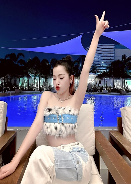 Đến năm Puka 18 tuổi, gia đình phá sản. Cô quyết bám trụ ở Sài Gòn để trở thành diễn viên.