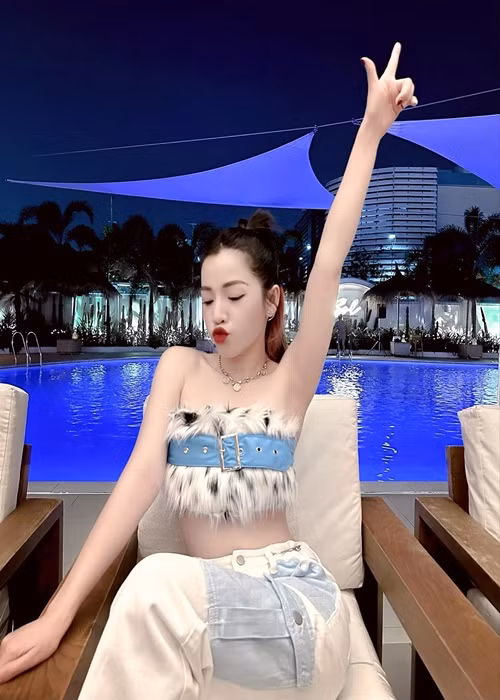 Đến năm Puka 18 tuổi, gia đình phá sản. Cô quyết bám trụ ở Sài Gòn để trở thành diễn viên.