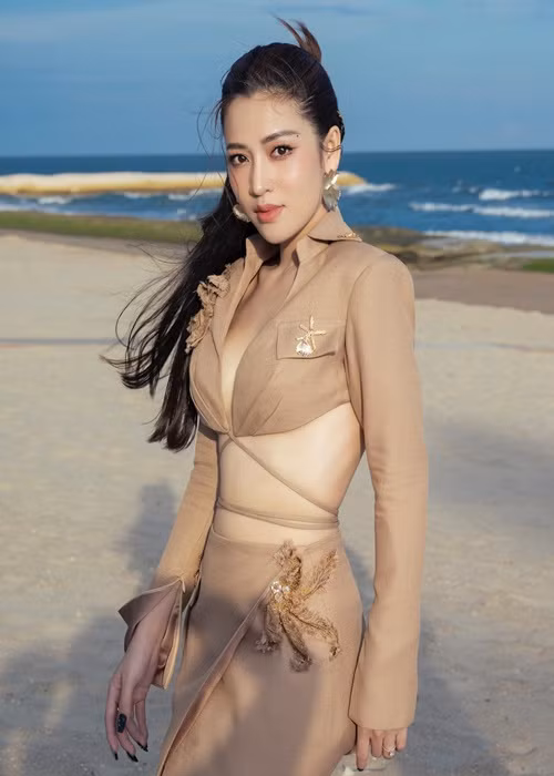 Bạn gái Gin Tuấn Kiệt được nhiều khán giả đặt biệt danh “đệ nhất vòng một trong làng hài Việt” bởi đôi gò bồng đảo lên đến 94 cm.