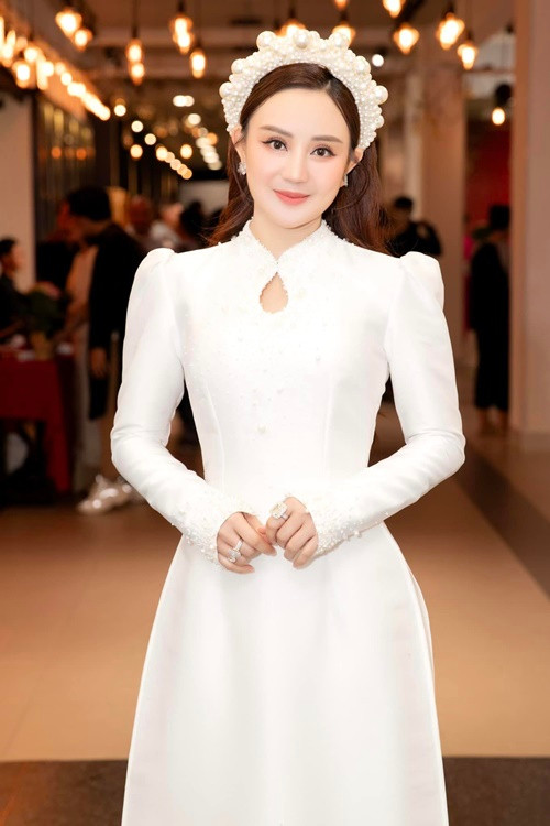 Nữ ca sĩ Vy Oanh vừa tham dự lễ giỗ Tổ nghề tại Nhà văn hóa Thanh niên (TP.HCM). Ảnh: FBNV.