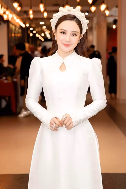 Nữ ca sĩ Vy Oanh vừa tham dự lễ giỗ Tổ nghề tại Nhà văn hóa Thanh niên (TP.HCM). Ảnh: FBNV.