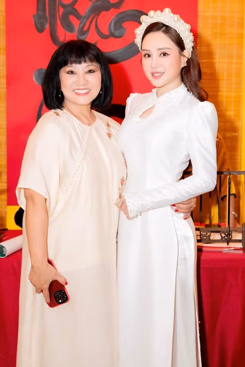 Vy Oanh khéo khoe vóc dáng thon gọn trong tà áo dài. Ảnh: FBNV.