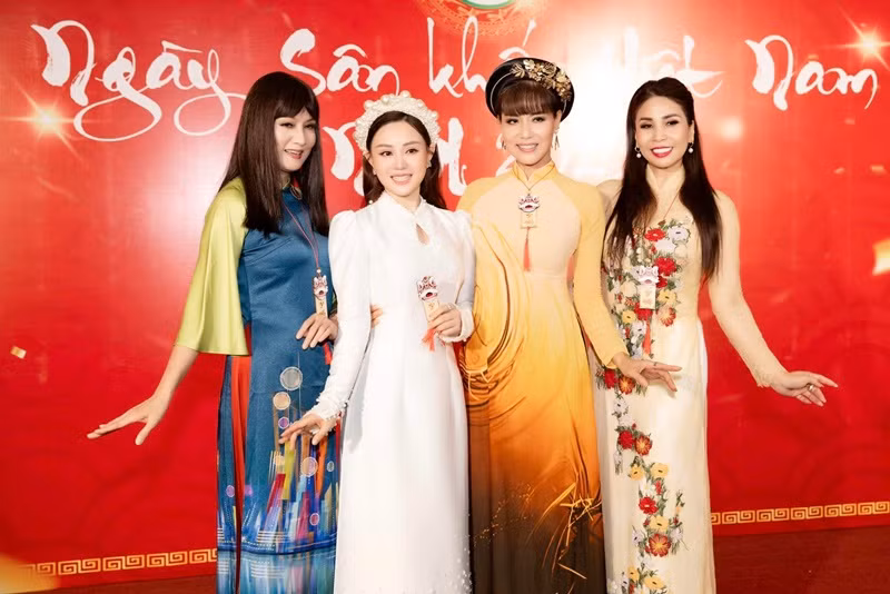 Vy Oanh hội ngộ nhiều đồng nghiệp. Ảnh: FBNV.