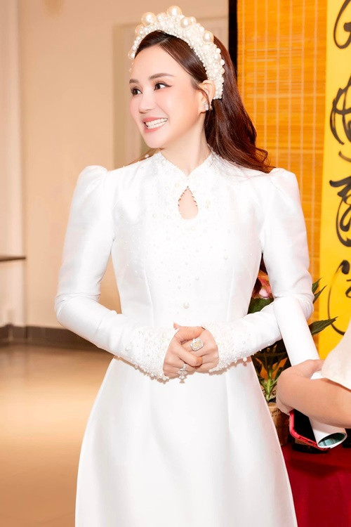 Giọng ca Đồng xanh chia sẻ: "Với truyền thống tốt đẹp "uống nước nhớ nguồn", kính nhớ tổ tiên. Mỗi năm cứ đến ngày Giỗ tổ ngành sân khấu nghệ thuật, là các anh chị em nghệ sĩ chúng con lại cùng nhau tề tựu, đến thắp nén nhang cho tổ nghiệp, dâng lên lòng thành kính biết ơn. Kính xin tổ nghiệp phù hộ cho thế hệ sau chúng con biết gìn giữ và phát huy tinh thần văn hóa văn nghệ tốt đẹp. Là "món ăn tinh thần" là nguồn cổ vũ trong học tập, lao động, ca ngợi quê hương đất nước. Lời ca tiếng hát làm cho chúng ta như trẻ lại, như xích lại gần nhau hơn, hiểu và tin yêu nhau hơn". Ảnh: FBNV.