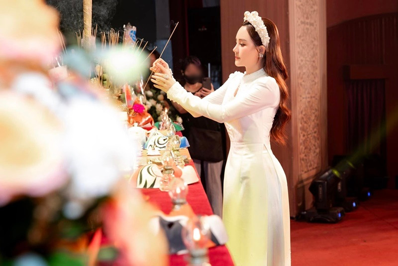 Hình ảnh khuôn mặt V-line của nữ ca sĩ qua góc nghiêng. Ảnh: FBNV.