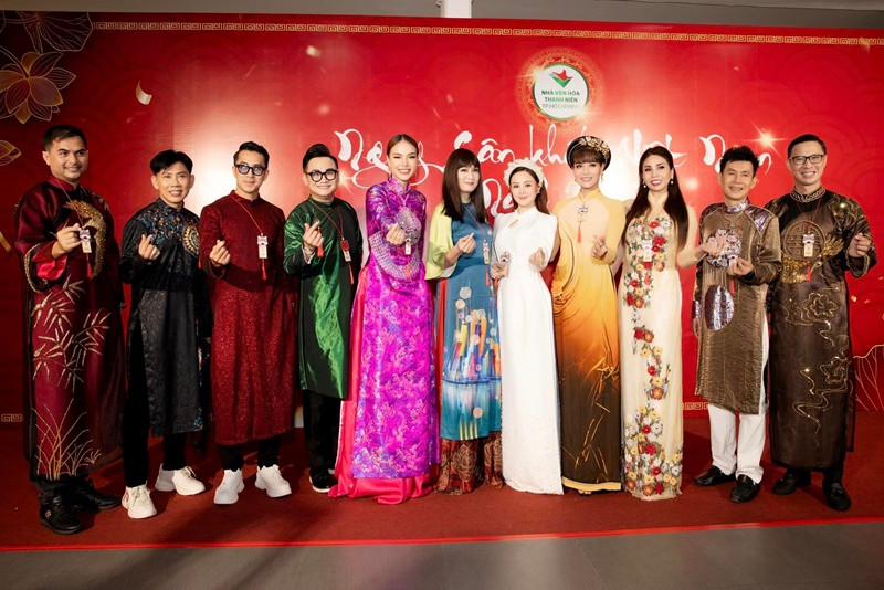 Trong lễ giỗ Tổ nghề, giọng ca Đồng xanh cùng các nghệ sĩ diện áo dài. Ảnh: FBNV.