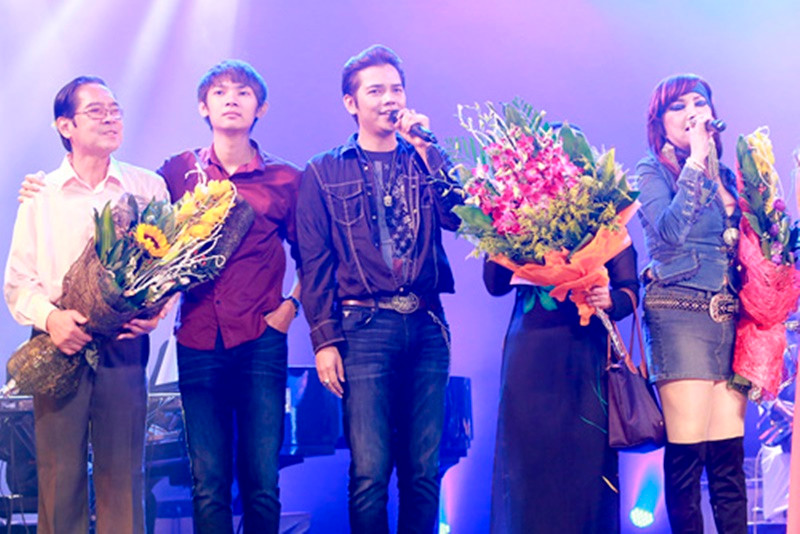 Cả gia đình Bảo Yến xuất hiện trên sân khấu trong liveshow của nữ ca sĩ năm 2015. Ảnh: Dân Việt.