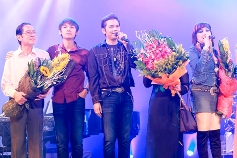 Cả gia đình Bảo Yến xuất hiện trên sân khấu trong liveshow của nữ ca sĩ năm 2015. Ảnh: Dân Việt.