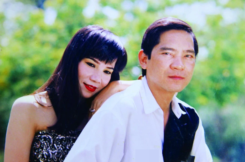 Bảo Yến chia sẻ trên Đời Sống Văn Hóa về chuyện tình giữa hai vợ chồng: "Tôi và anh gặp nhau khi cùng lại việc tại đài truyền hình TP.HCM. Lúc ấy tôi là ca sĩ còn anh làm biên tập, hòa âm phối khi. Để bày tỏ tình yêu dành cho tôi, anh viết tặng tôi ca khúc 'Bài ca Tết cho em' khiến tôi vô cùng cảm động". Ảnh: Dân Trí.