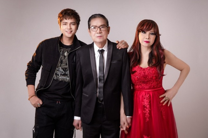 Thế nhưng Khải Ca và Bảo Châu vẫn theo học nhạc, trở thành người chơi nhạc, thỉnh thoảng xuất hiện cùng mẹ trên sân khấu với vai trò ca sĩ, đệm đàn, hát song ca và hát bè cho mẹ. Ảnh: Tiền Phong.