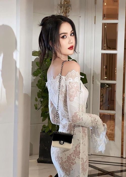 "Nữ hoàng nội y" hiện có lịch trình bận rộn với vai trò người mẫu, doanh nhân.