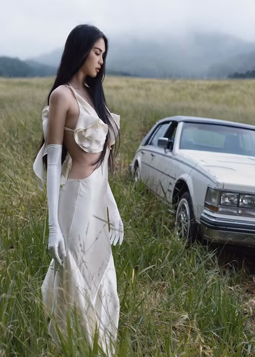 Ngọc Trinh tạo dáng bên những chiếc xe hơi.