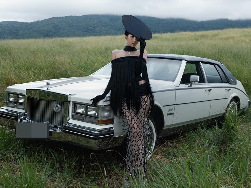 Ngọc Trinh buồn và hơi sốc. Tuy nhiên, cô nhanh chóng lấy lại tinh thần.