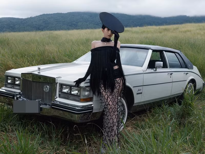 Ngọc Trinh buồn và hơi sốc. Tuy nhiên, cô nhanh chóng lấy lại tinh thần.