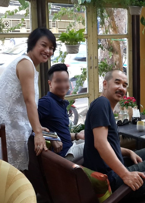 Năm 2022, khi phim Tro tàn rực rỡ giành chiến thắng Giải Khinh khí cầu vàng - giải thưởng cao nhất tại Liên hoan phim Quốc tế 3 châu lục (Festival des Trois Continents), Tú Oanh viết trên trang cá nhân: "Đôi khi muốn khoe với cả thế giới... Lắm lúc chỉ muốn giấu riêng cho mình... Tình yêu là thế... nhỉ! Cảm xúc là thế... nhỉ. Hôm nay, tình yêu của trai xinh, gái đẹp xóm Thơm Rơm". Ảnh: FBNV.