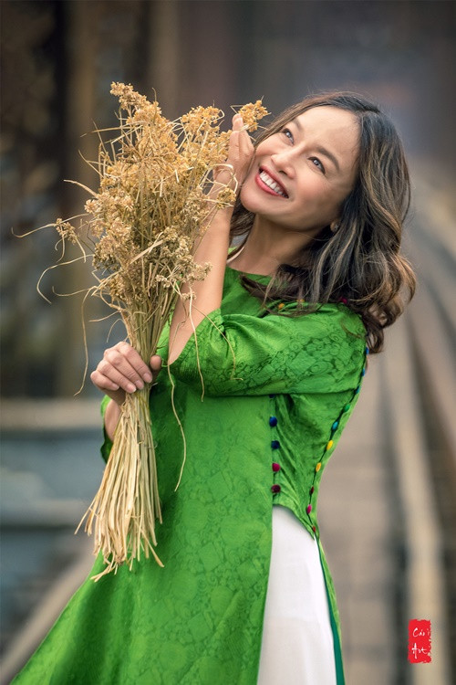 Trong cuộc phỏng vấn với Tiền Phong, Tú Oanh cho biết, khi học năm thứ ba đại học, cô từng nghĩ hay bỏ nghề diễn viên đi vì không được phân vai chính dù điểm chuyên môn rất tốt. Lúc đó, đạo diễn Bùi Thạc Chuyên mất rất nhiều thời gian để thuyết phục cô thay đổi quan điểm về nghề diễn viên. Ảnh: FBNV.