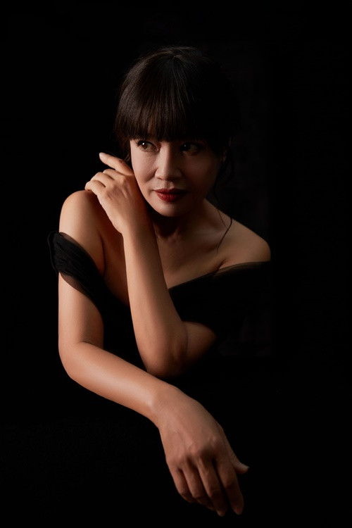 "Anh nói với tôi rằng diễn viên không nhất định phải đóng vai chính. Nếu mình đóng vai phụ, dù chỉ ra sân khấu 2 phút nhưng khán giả nghĩ tới mình là thành công rồi. Từ đó tôi tìm ra con đường làm vai tính cách, thấy rất thú vị. Tôi chỉ bước ra sân khấu mấy phút thôi nhưng diễn rất đã, khán giả nhớ tới mình", bà Bích của Hương vị tình thân chia sẻ. Ảnh: FBNV.