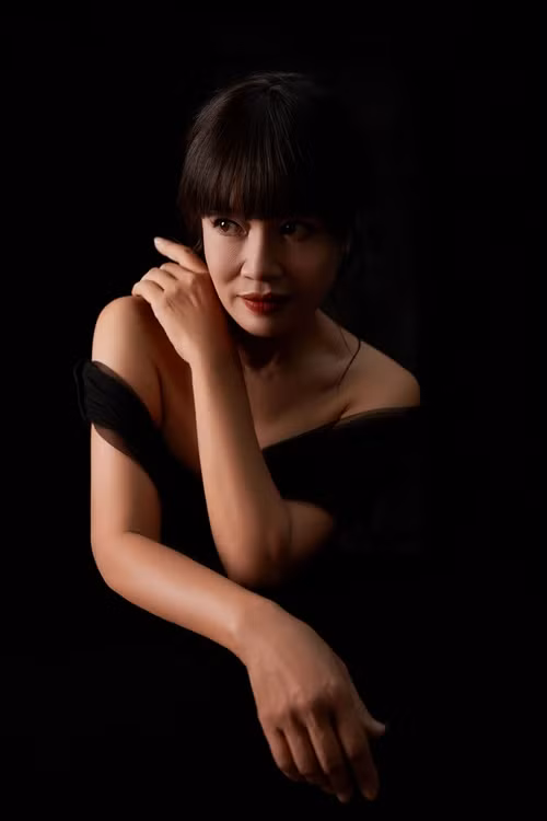 "Anh nói với tôi rằng diễn viên không nhất định phải đóng vai chính. Nếu mình đóng vai phụ, dù chỉ ra sân khấu 2 phút nhưng khán giả nghĩ tới mình là thành công rồi. Từ đó tôi tìm ra con đường làm vai tính cách, thấy rất thú vị. Tôi chỉ bước ra sân khấu mấy phút thôi nhưng diễn rất đã, khán giả nhớ tới mình", bà Bích của Hương vị tình thân chia sẻ. Ảnh: FBNV.