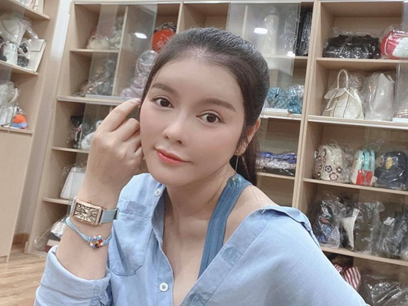 Lý Nhã Kỳ còn sở hữu kho túi xách, quần áo hàng hiệu “khủng”. Người đẹp chia sẻ, cô mua hàng hiệu “theo lô” nhưng lại đựng trong túi nilon. Ảnh: Người Lao Động.