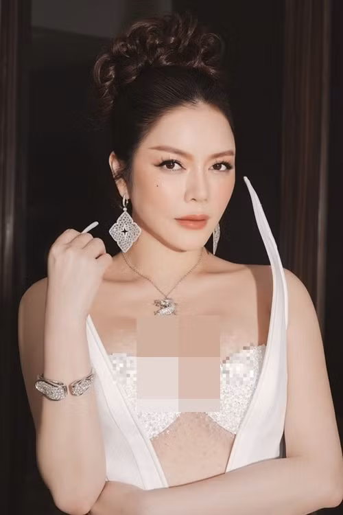 Lý Nhã Kỳ thường được mọi người ưu ái gọi với danh xưng "nữ hoàng kim cương" nhờ sở hữu nhiều trang sức kim cương đắt giá. Hồi tháng 5 vừa qua, nữ diễn viên “chơi lớn" phối trang phục cùng bộ trang sức kim cương có giá trị khoảng 15 tỷ. Ảnh: NVCC