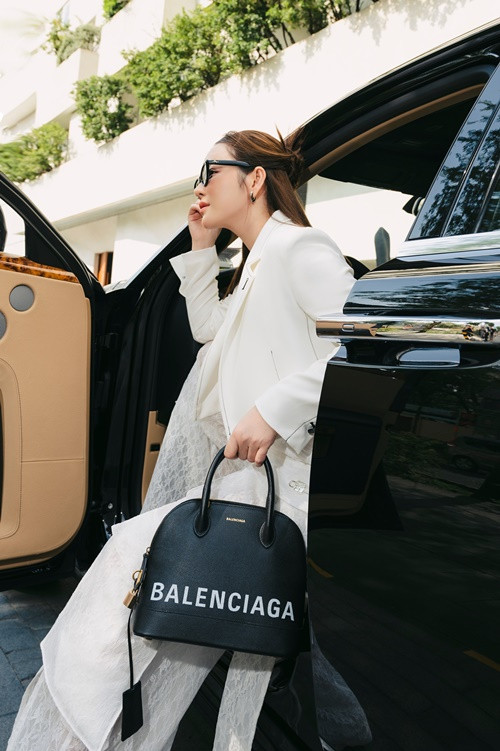 Theo South China Morning Post, Lý Nhã Kỳ nắm trong tay loạt bất động sản “khủng” trải dài từ TP.HCM cho đến Đà Lạt, Vũng Tàu, du thuyền Ferretti 360 với giá 4,4 triệu USD (hơn 100,5 tỷ đồng), xe Rolls-Royce Ghost trị giá 1,8 triệu USD (hơn 41,1 tỷ đồng) và chiếc Jaguar F-Type R Convertible có giá khoảng 500.000 USD (hơn 11,4 tỷ đồng). Ảnh: FBNV.