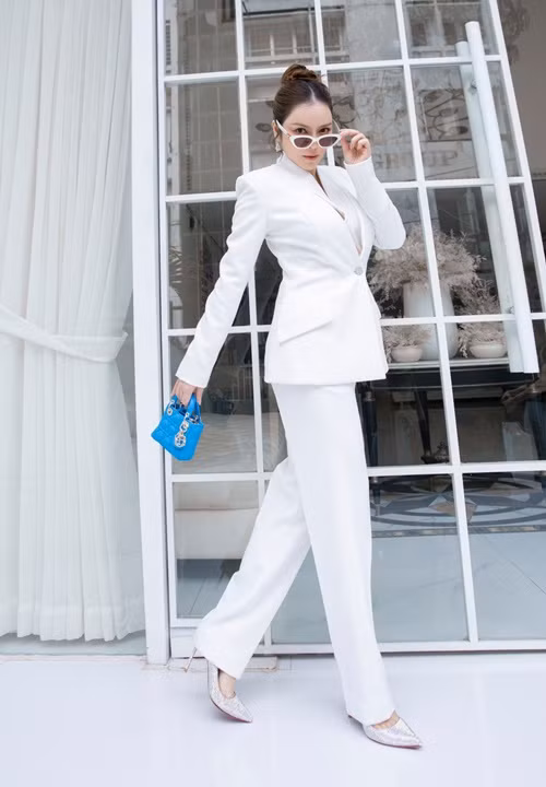 Ở tuổi 41, Lý Nhã Kỳ là đại gia của chính mình. Theo Dân Việt, tháng 1/2022, tờ South China Morning Post đăng tải bài viết về khối tài sản của Lý Nhã Kỳ. Cụ thể, nữ diễn viên sở hữu khối tài sản 17 triệu USD (khoảng 385 tỷ đồng). Ảnh: FBNV.