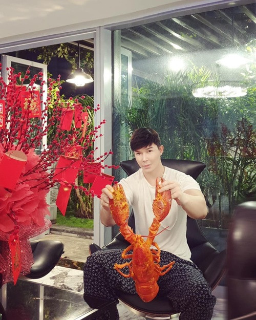 Khi ở Thái Lan, nam ca sĩ bị lừa tiền tỷ. Ngoài mất tiền, anh bị trộm cả đồng hồ, dây chuyền. “Sự cố giúp tôi nhận ra trong đời, mình không nên tin ai, ngoài bố mẹ”, anh chia sẻ trên VOV. Ảnh: FBNV.