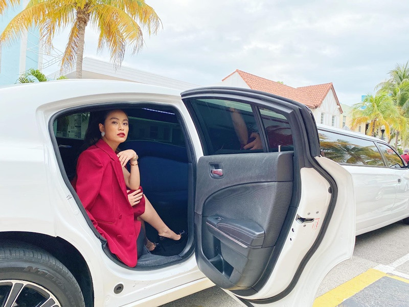 Năm 2020, tham gia một sự kiện, Hoàng Thùy Linh được xe limousine đưa đón.