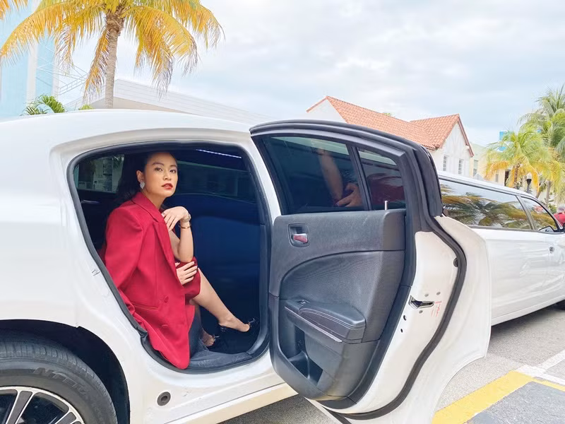 Năm 2020, tham gia một sự kiện, Hoàng Thùy Linh được xe limousine đưa đón.