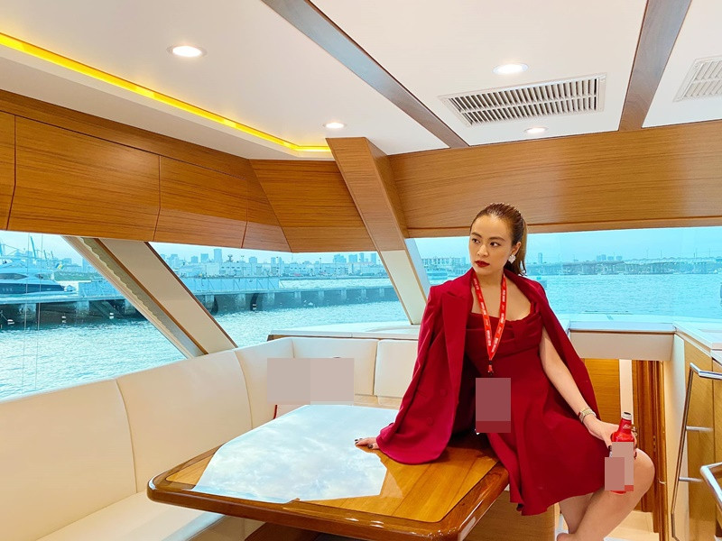 Cô còn ngắm cảnh trên chiếc du thuyền triệu đô.