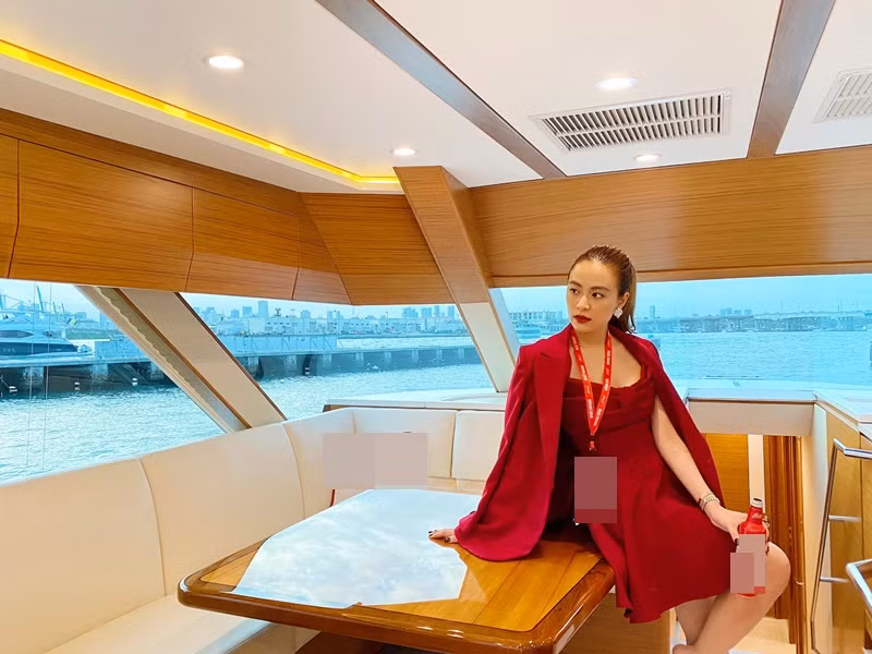 Cô còn ngắm cảnh trên chiếc du thuyền triệu đô.