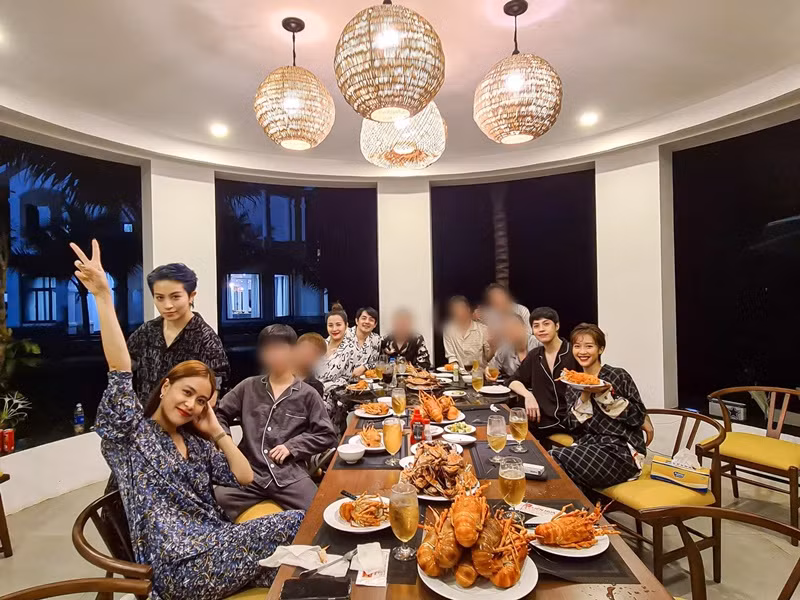 Hoàng Thùy Linh khoe chuyến nghỉ dưỡng cùng hội bạn thân nổi tiếng.