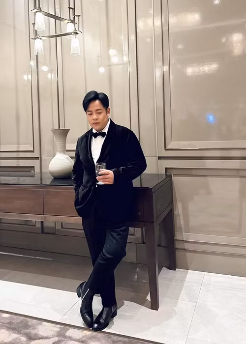 Giọng ca Sầu tím thiệp hồng cho biết, có 5 nữ đại gia hứa rằng nếu anh giảm được 15 kg sẽ cho 1 tỷ đồng. “Lệ Quyên cũng hứa nếu tôi giảm được thêm 5 kg thì nữa cô ấy sẽ tặng tôi bộ vest mới trị giá 10.000 USD", Quang Lê tiết lộ. Ảnh: FBNV.