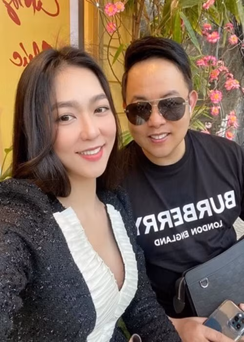 Hậu chia tay Thanh Bi, Quang Lê vướng nghi vấn tình cảm với Ivy Lê và ca sĩ Hà Thanh Xuân (trong ảnh). Nam ca sĩ cho biết, anh chụp ảnh thân thiết bên Ivy chỉ cho vui. Về mối quan hệ với Hà Thanh Xuân, Quang Lê khẳng định cả hai chỉ là đồng nghiệp. Hiện tại, nam ca sĩ độc thân. Ảnh: Dân Việt.