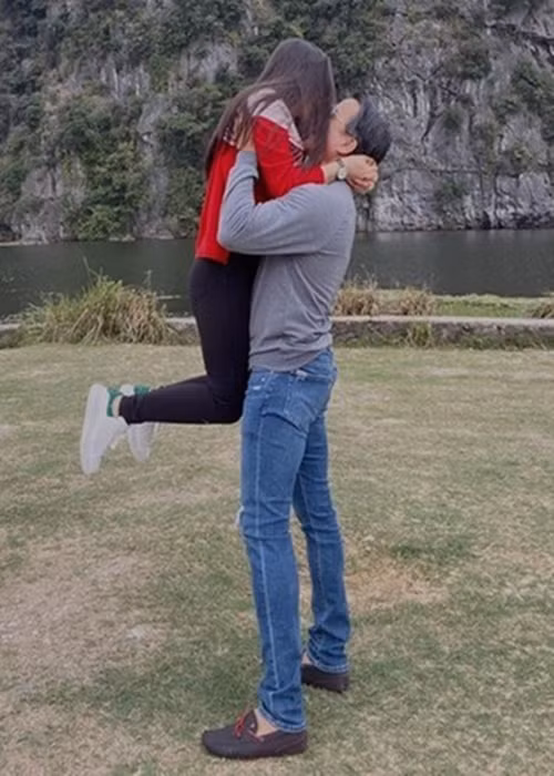 “Vua cá Koi” cũng chăm chút cho Hà Thanh Xuân. Đối với anh, hạnh phúc đôi khi chỉ đơn giản là nấu một món bản thân thích và người bạn đời cũng thích.