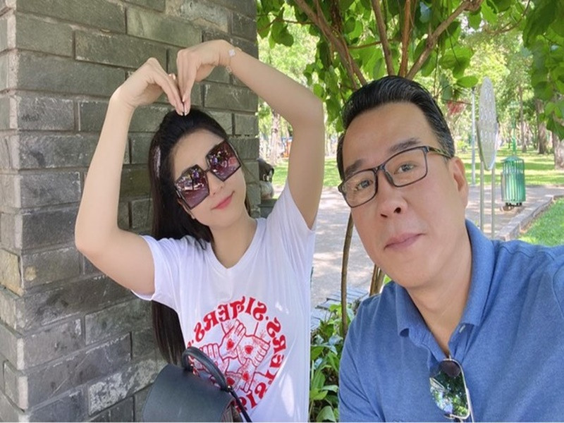 Doanh nhân Thắng Ngô chia sẻ trên Tiền Phong: “Hiện tại vợ chồng tôi chỉ quan tâm đến công việc kinh doanh, chúng tôi không có gì để nói về đời sống riêng tư. Rất cảm ơn mọi người đã quan tâm”.