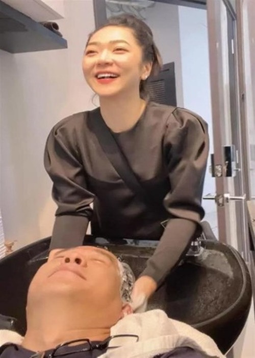 Hà Thanh Xuân hết mực chiều chuộng nửa kia. Khi đến tiệm cắt tóc, nữ ca sĩ tự tay gội đầu cho doanh nhân Thắng Ngô.