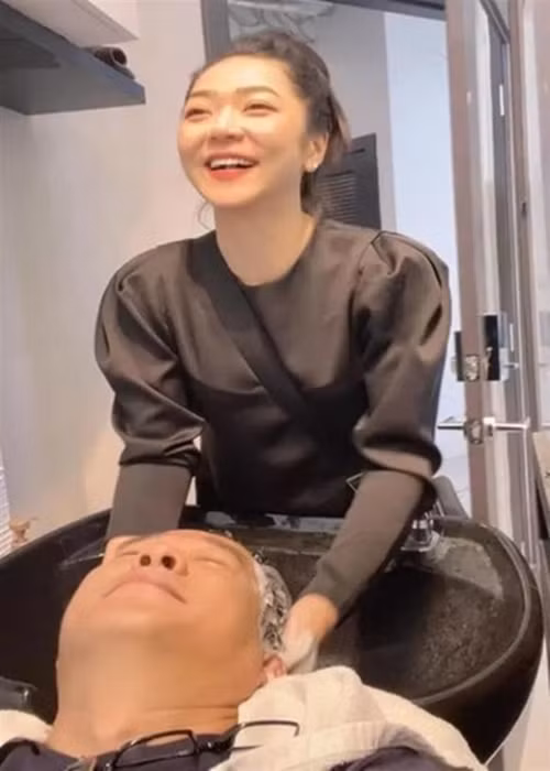 Hà Thanh Xuân hết mực chiều chuộng nửa kia. Khi đến tiệm cắt tóc, nữ ca sĩ tự tay gội đầu cho doanh nhân Thắng Ngô.