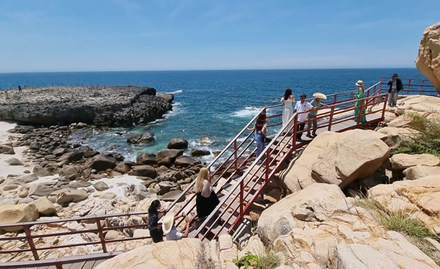 Du khách tham quan Hang Rái ở Vườn Quốc gia Núi Chúa (Ninh Thuận). Ảnh: Nguyễn Thành – TTXVN