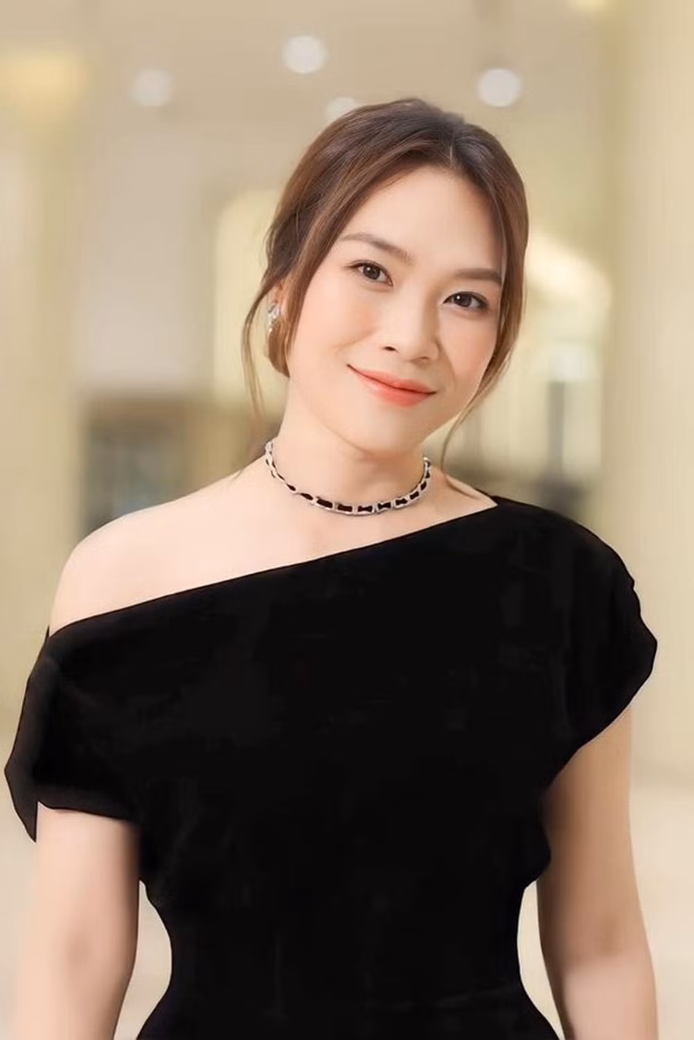 Nữ giám khảo quay trở lại phong cách nhẹ nhàng khi diện đầm đen lệch vai, cùng mái tóc được búi gọn.