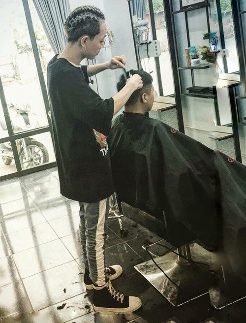 Theo Phụ Nữ Mới, cách đây không lâu, chàng trai Tuyên Quang chia sẻ: “Cho phép bản thân theo đuổi âm nhạc thêm 1 năm nữa, nếu không thành công sẽ từ bỏ và quay lại cắt tóc kiếm tiền”. Ảnh: FBNV.